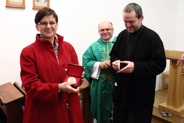 Dr Maria Smarzyńska-Filipecka odbiera medal Caritas polska